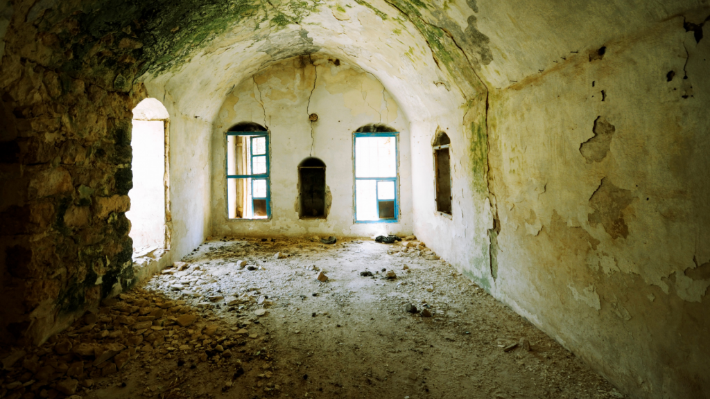 Photo of an empty abandoned house capture in daylight