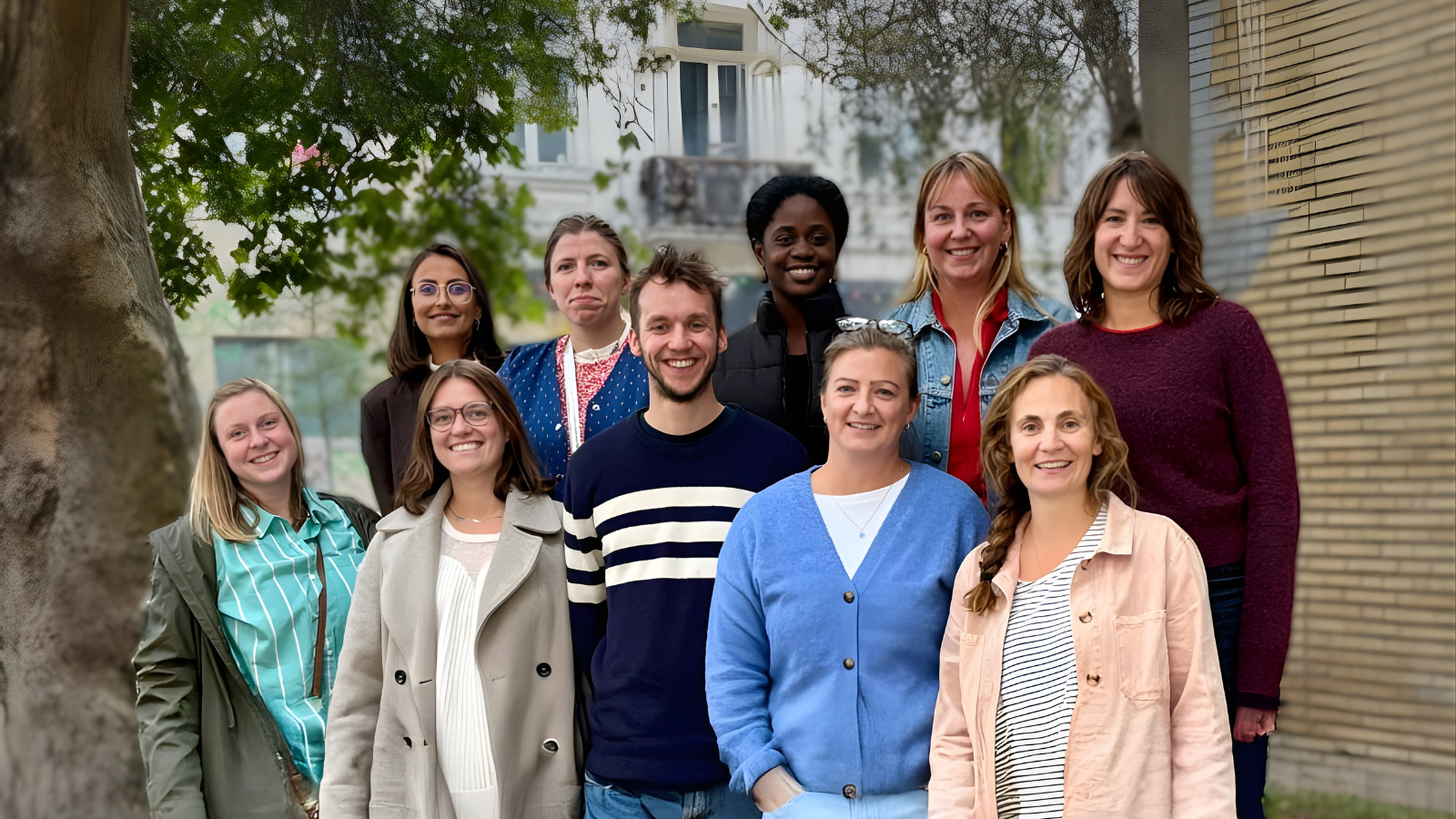 Picture of the experts that answer in the helpline.