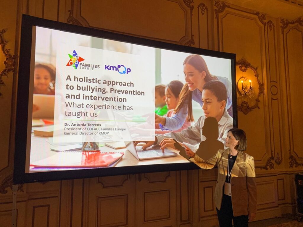 Trainer presenting to the workshop participants