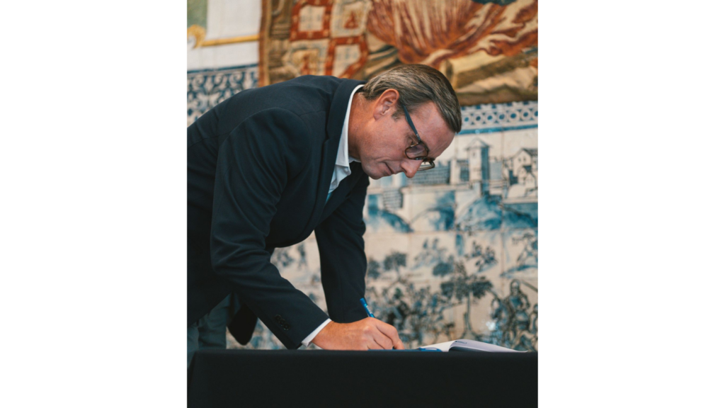 Representative from Fundação LIGA signing the pact.