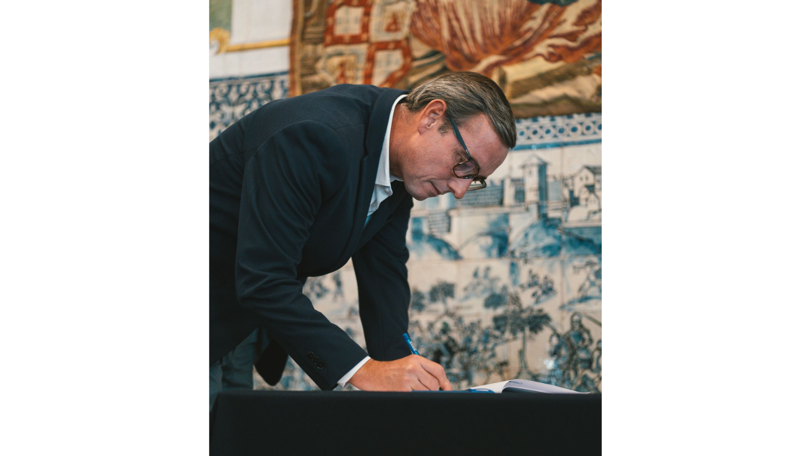 Representative from Fundação LIGA signing the pact.